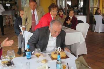 El exconcejal Antonio Benítez recibe el reconocimiento de amigos y familiares en su 80 aniversario/TA.